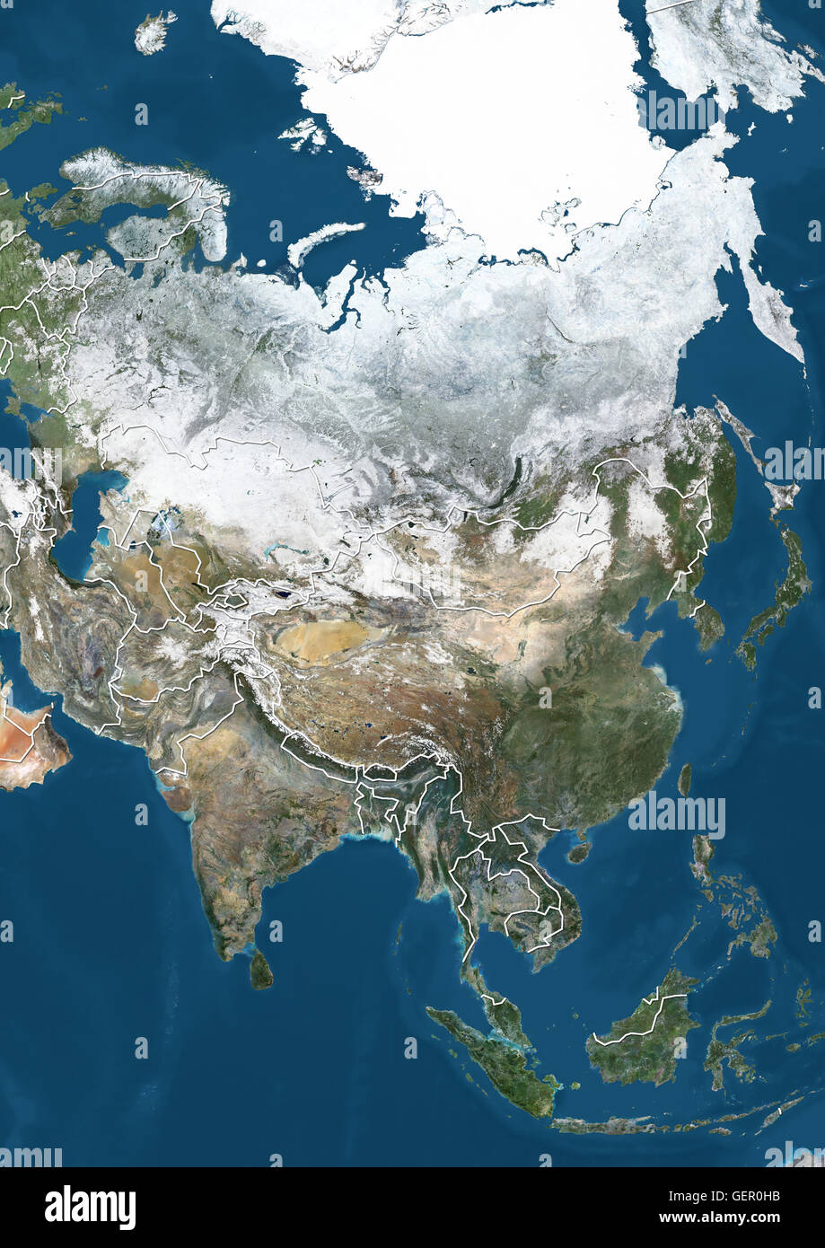 Satellitenbild von Asien im Winter, mit teilweise Schneedecke und arktische Eiskappe (mit Ländergrenzen). Dieses Bild wurde aus Daten von Satelliten Landsat 7 & 8 zusammengestellt. Stockfoto