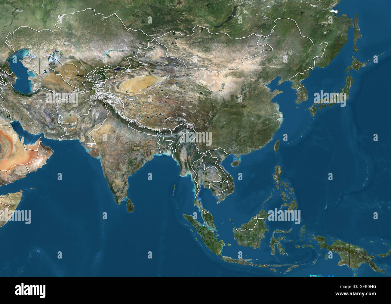 Satellitenbild von Asien (mit Ländergrenzen). Dieses Bild wurde aus Daten von Satelliten Landsat 7 & 8 zusammengestellt. Stockfoto