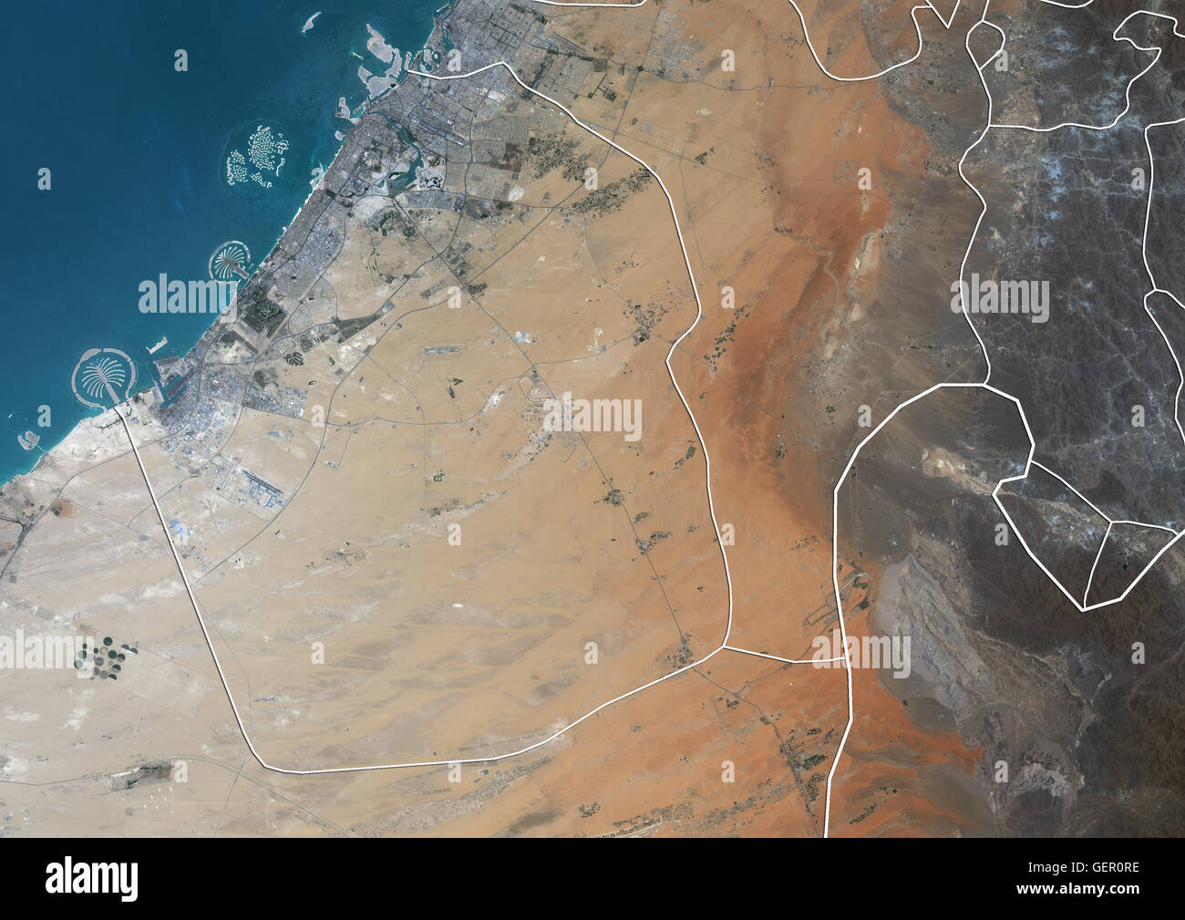 Satelliten-Ansicht für das Emirat von Dubai, Vereinigte Arabische Emirate (mit Ländergrenzen). Das Bild zeigt Palm Jumeirah und Palm Jebel Ali und The World Islands. Dieses Bild wurde aus Daten, die per Satellit Landsat 8 im Jahr 2014 zusammengestellt. Stockfoto