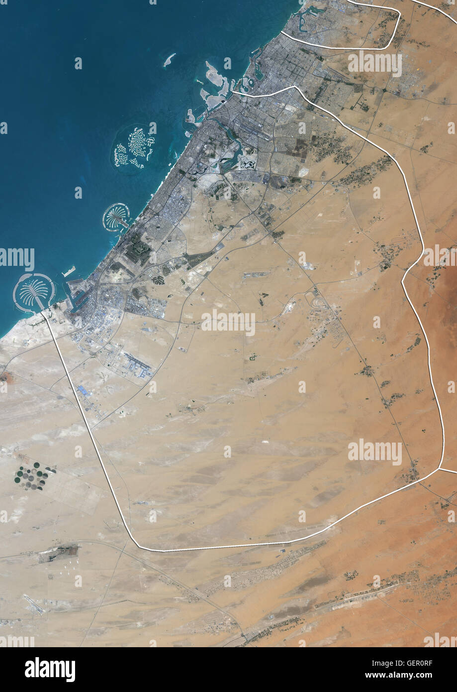 Satelliten-Ansicht für das Emirat von Dubai, Vereinigte Arabische Emirate (mit Ländergrenzen). Das Bild zeigt Palm Jumeirah und Palm Jebel Ali und The World Islands. Dieses Bild wurde aus Daten, die per Satellit Landsat 8 im Jahr 2014 zusammengestellt. Stockfoto