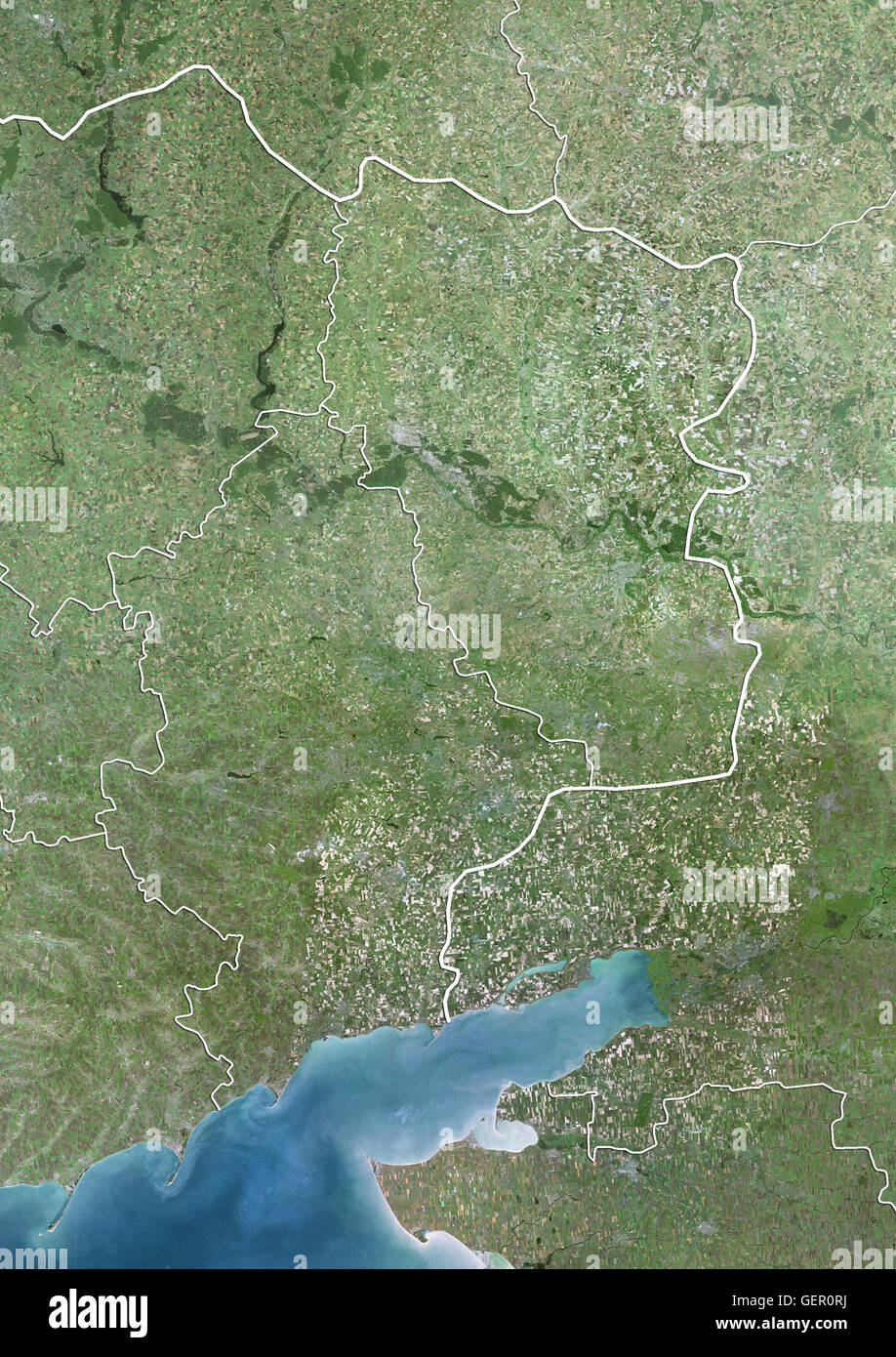 Satelliten-Ansicht der östlichen Ukraine (mit Ländergrenzen). Das Bild zeigt die Donbass-Region mit Oblast Donezk im Westen und Luhansk Oblast, im Osten an der Grenze zu Russland. Dieses Bild wurde aus Daten von Landsat-Satelliten erworben erstellt. Stockfoto