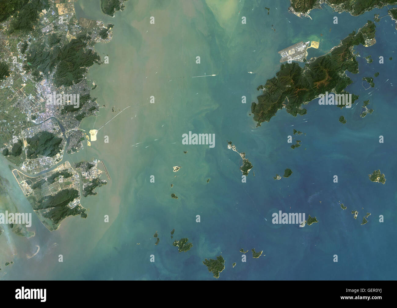 Satellitenansicht von Hong Kong und Macau. Die Hongkong-Zhuhai-Macao-Brücke besteht aus einer Reihe von Brücken und Tunneln ist auf dem Bild ersichtlich. Dieses Bild wurde aus Daten, die per Satellit Landsat 8 im Jahr 2015 zusammengestellt. Stockfoto