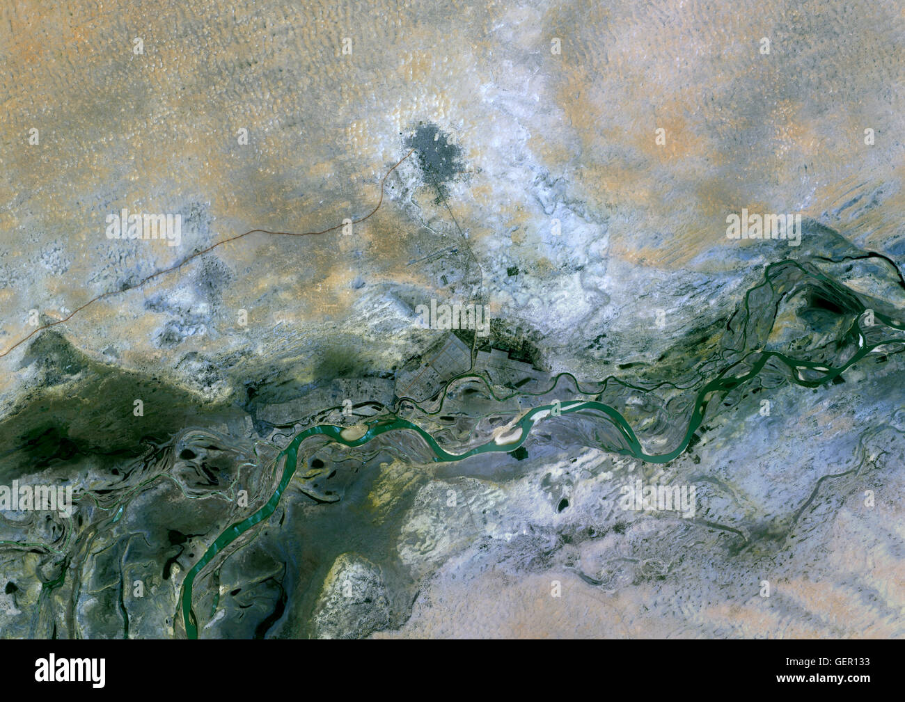 Satellitenansicht von Timbuktu, Mali. Diese historische Stadt liegt am südlichen Rand der Sahara, 20 km nördlich des Flusses Niger. Dieses Bild wurde aus Daten, die im Jahr 2014 per Satellit Landsat 8 zusammengestellt. Stockfoto
