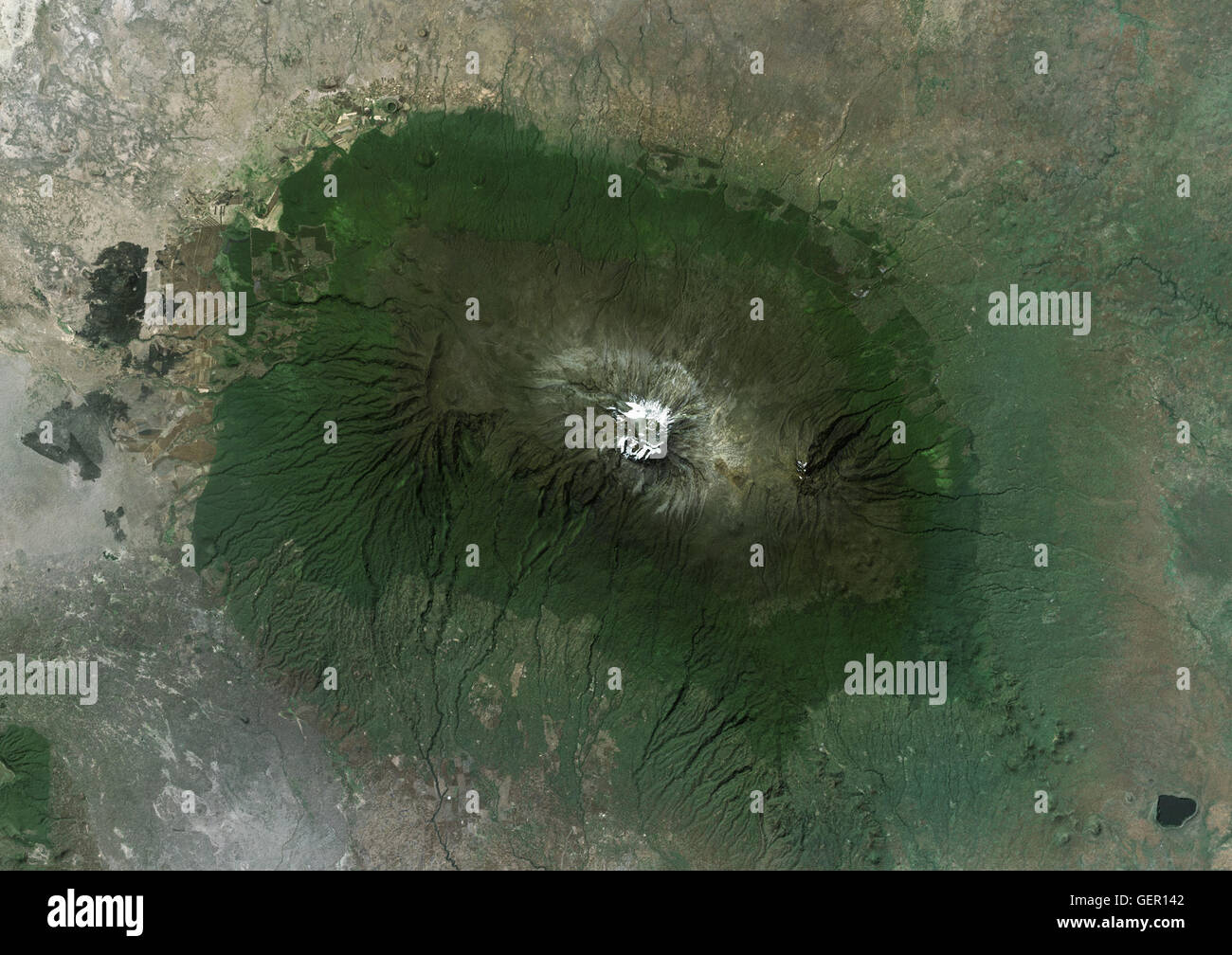 Satelliten-Ansicht des Mount Kilimanjaro, Tansania. Dieser schlafende Vulkan ist der höchste Berg in Afrika. Es ist Teil des Kilimanjaro National Park. Dieses Bild wurde aus Daten von Landsat-Satelliten erworben erstellt. Stockfoto