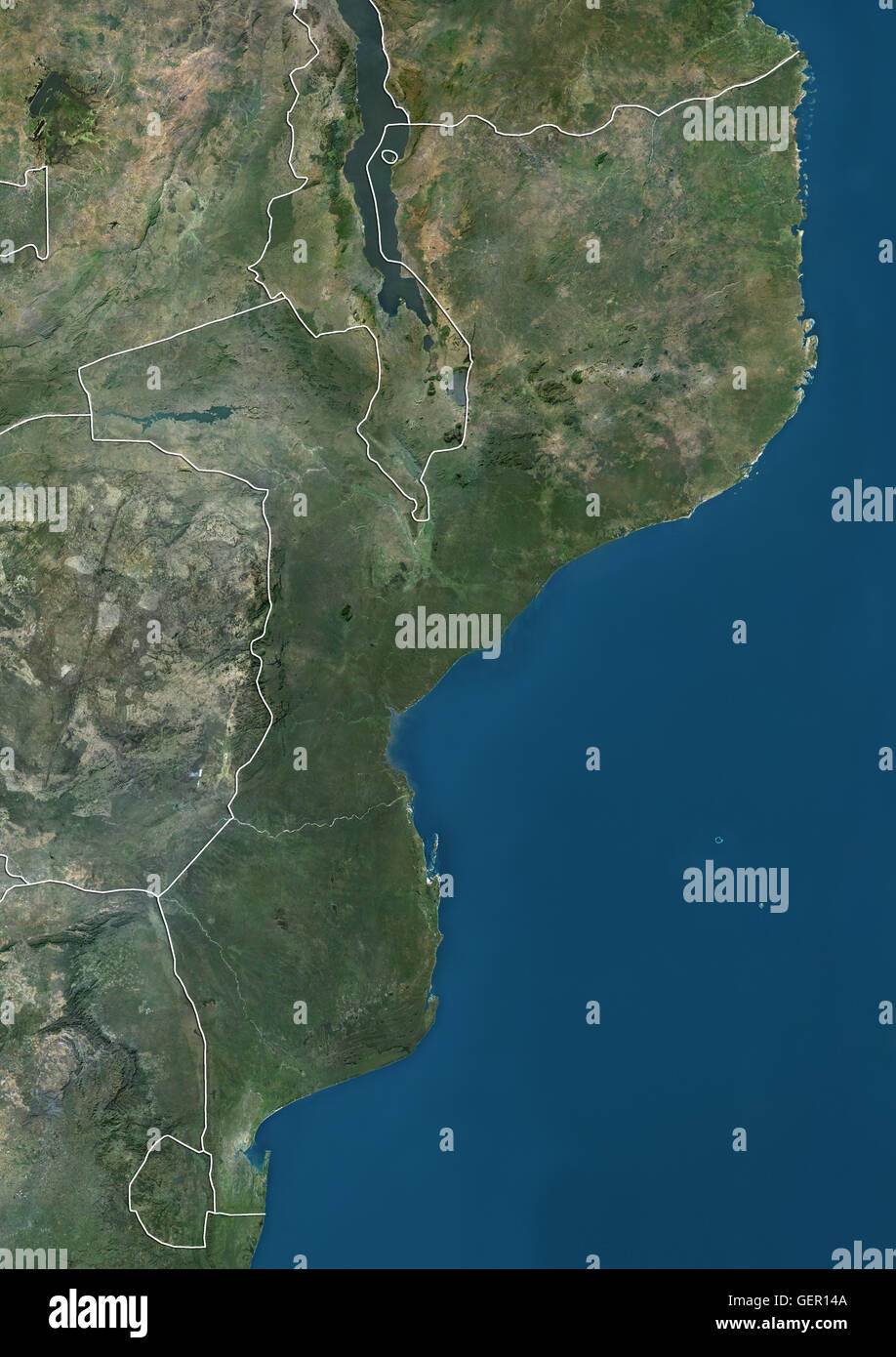 Satellitenansicht von Mosambik (mit Ländergrenzen). Dieses Bild wurde aus Daten von Landsat-Satelliten erworben erstellt. Stockfoto