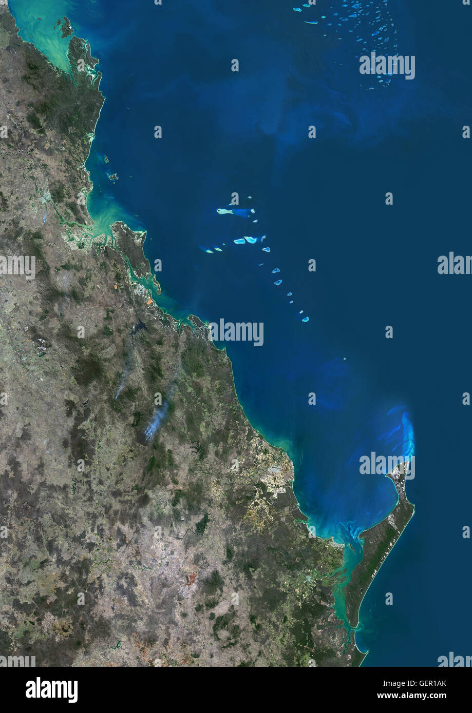 Satelliten-Ansicht der südlichen Great Barrier Reef und Fraser Island Küste von Queensland im nordöstlichen Australien. Dieses Bild wurde aus Daten, die im Jahr 2014 per Satellit Landsat 8 zusammengestellt. Stockfoto