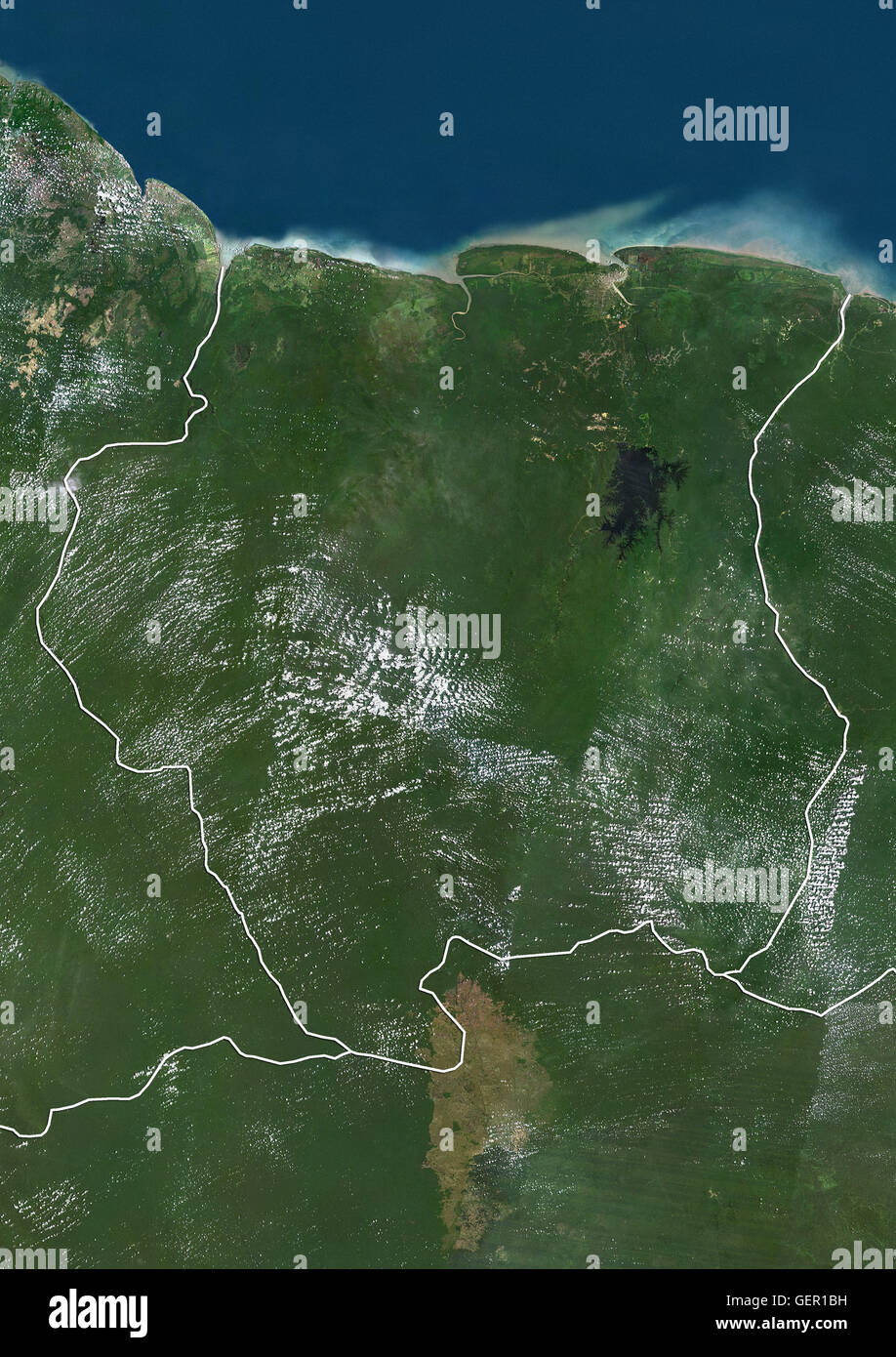 Satellitenansicht von Suriname (mit Ländergrenzen). Dieses Bild wurde aus Daten von Landsat-Satelliten erworben erstellt. Stockfoto
