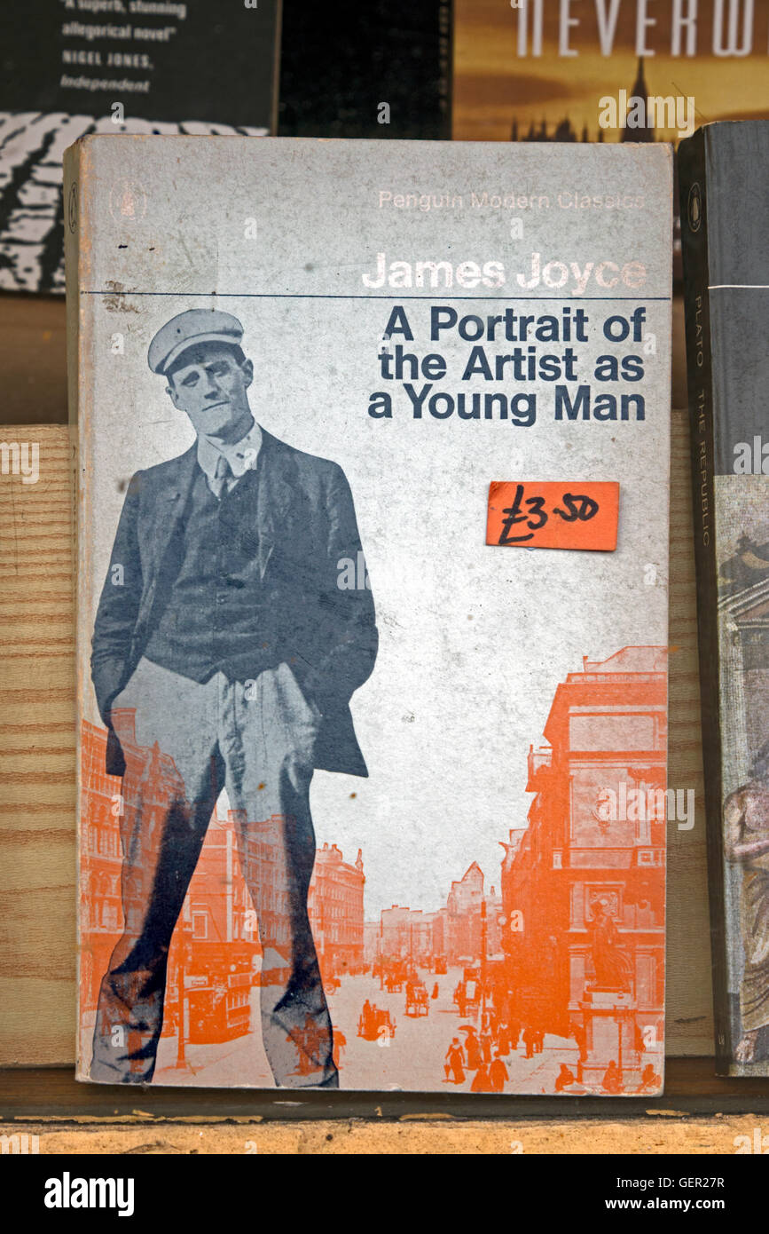 Ein Staub bedeckt Kopie von "Ein Porträt des Künstlers als ein junger Mann" von James Joyce, Penguin Modern Classics-Serie. Stockfoto