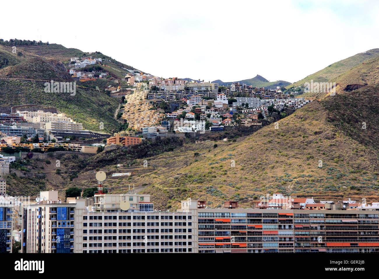 Schöne Aussicht vom Kreuzfahrtschiff an einem Teil von Santa Cruz De Tenerife - Kanarische Inseln, Spanien. Stockfoto