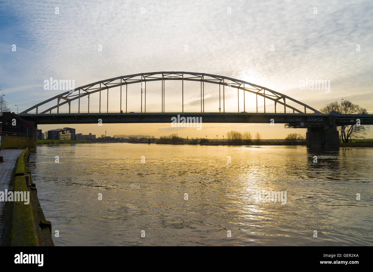Stahl-Bogenbrücke über die IJssel bei Deventer in den Niederlanden Stockfoto