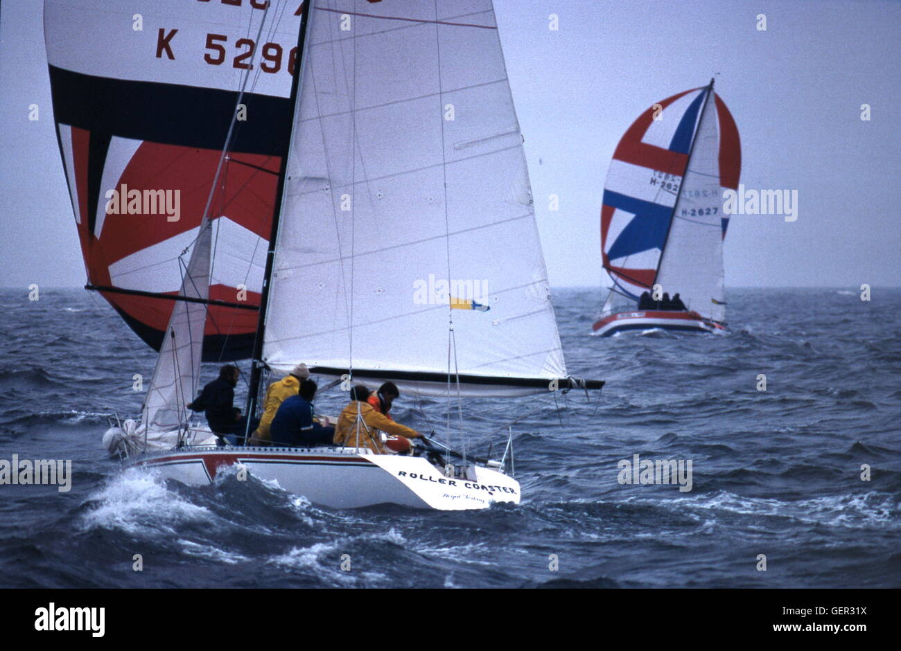AJAXNETPHOTO. 1979. SCHEVENINGEN, HOLLAND. -EINE HALBE TONNE WELTCUP WM WELTMEISTERSCHAFT - ACHTERBAHN (GBR) UND JOE COOL (NL); INSHORE RACE.  FOTO: JONATHAN EASTLAND/AJAX REF: 905563 35 Stockfoto