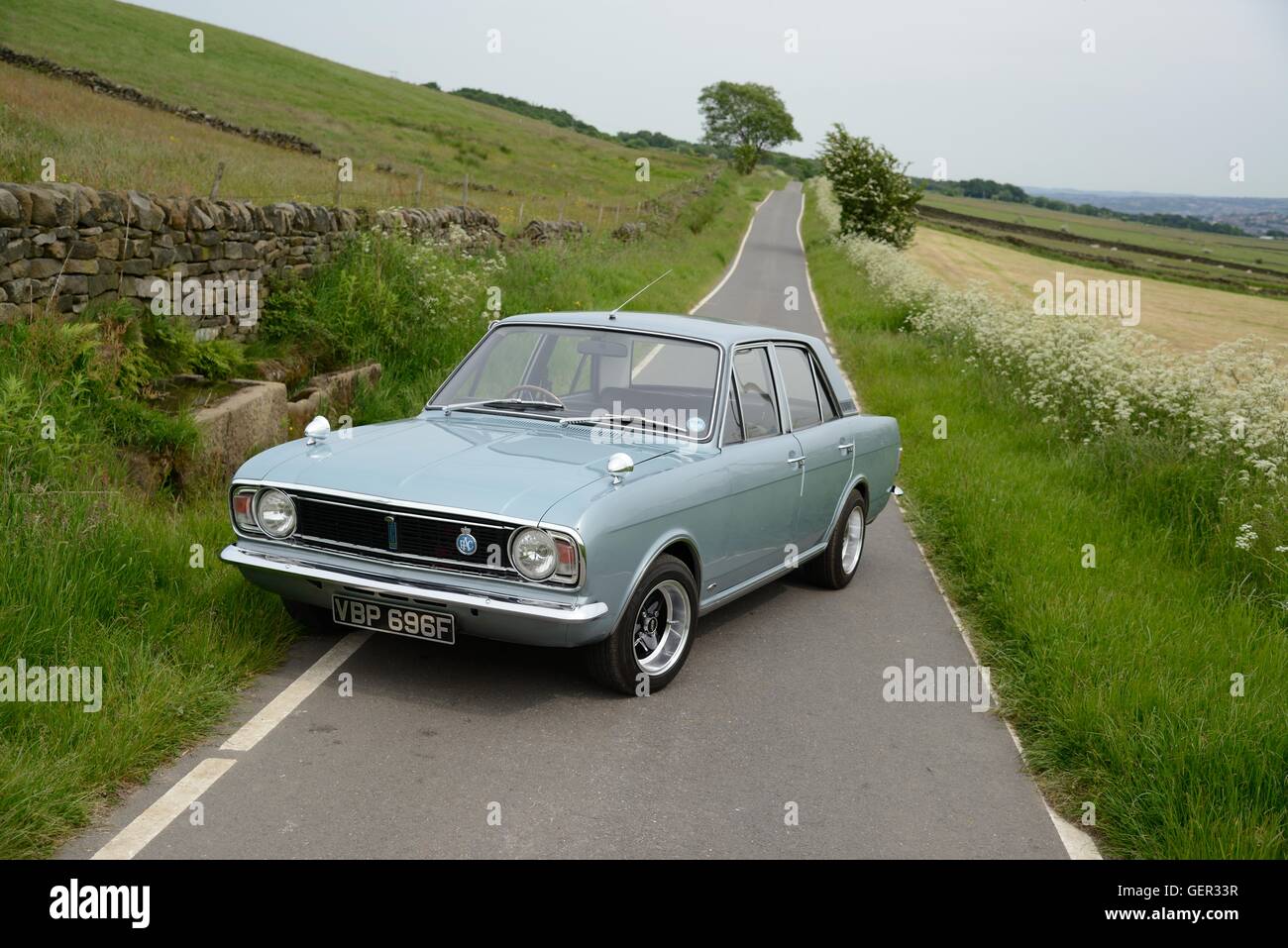 Ein 60er Jahre Ford Cortina MkII Saloon steht neben einem Pferd Trog auf einer Landstraße in South Yorkshire Stockfoto