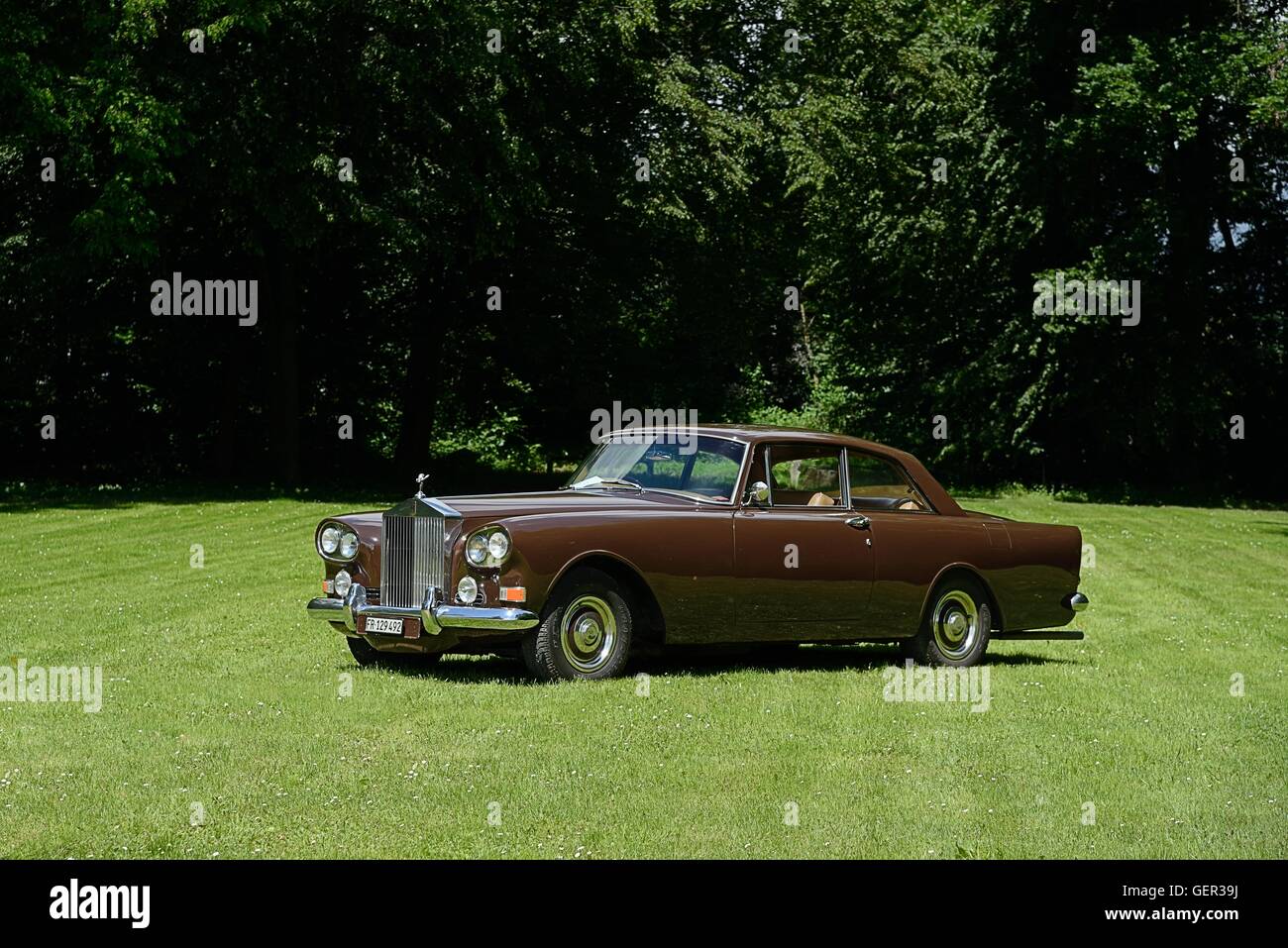 Rollt das Royce Silver Cloud III „Chinese Eye“ Coupé auf einem Rasen in der Sonne bei einem klassischen Auto Stockfoto