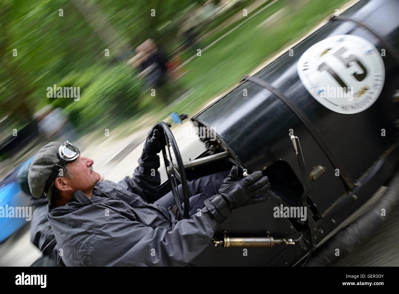 Fahrer des Jahrgangs Bugatti im Zeitraum Wetter Gang auf einer Oldtimer-Rallye, Weg von der Startlinie zu beschleunigen Stockfoto