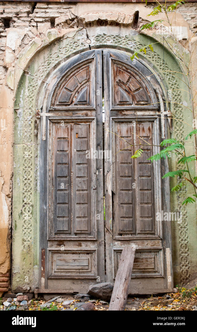 Alten Stil aus Holz Tür Kirche Tür in Hauptstadt Stadt Tiflis, Georgien Stockfoto