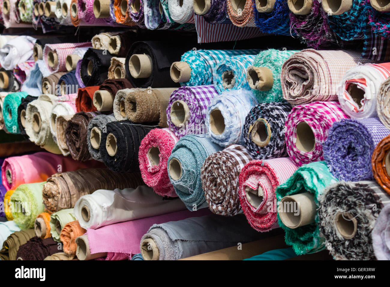 Stoff rollt am Marktstand - Textil-Industrie-Hintergrund Stockfoto
