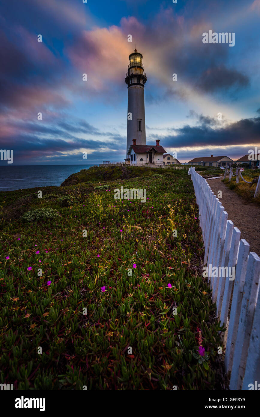 Weißer Zaun zu Pigeon Point Lighthouse vertikale Zusammensetzung Stockfoto