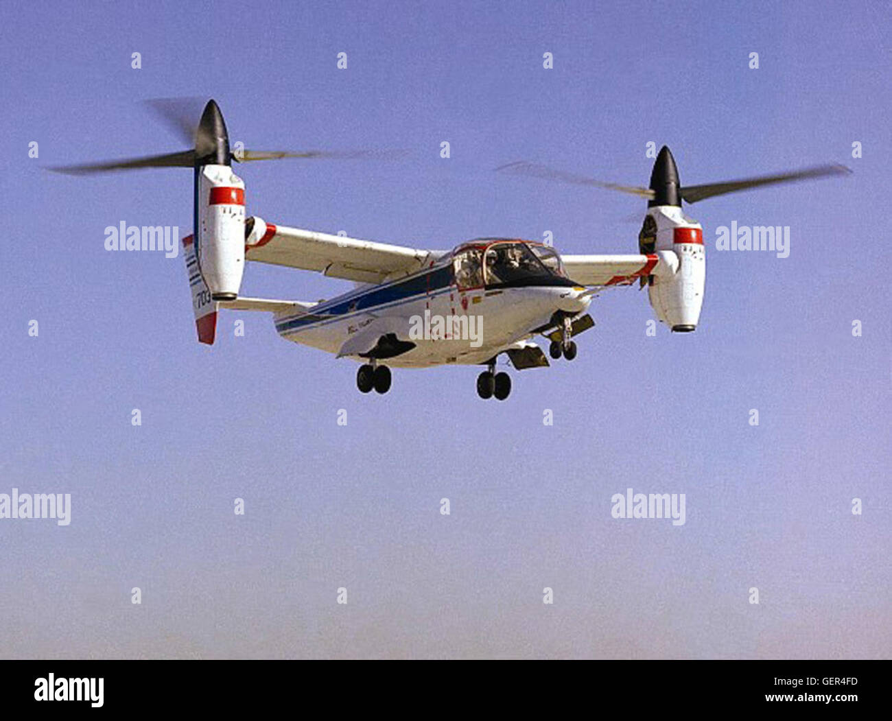 (1978) der NASA-Armee-Bell XV-15 Tiltrotor Forschungsflugzeug schwebte (1976) und demonstrierte dann Umwandlung und Vorwärtsflug (1978) als das erste kippbare Rotor-Fahrzeug, die Probleme der "Prop Wirbel." Durch ungeheuer schwierig Forschung konnte das Tilt Rotor Flugzeug verbinden die Vorteile der vertikalen Start und Landung Fähigkeiten, die an den traditionellen Hubschrauber mit der Fahrgeschwindigkeit und ein Starrflügler Turboprop Flugzeug innewohnen. Diese Forschung kann schließlich auf die Luftfahrtindustrie Transport mit der Flexibilität für High-Spe führen Stockfoto