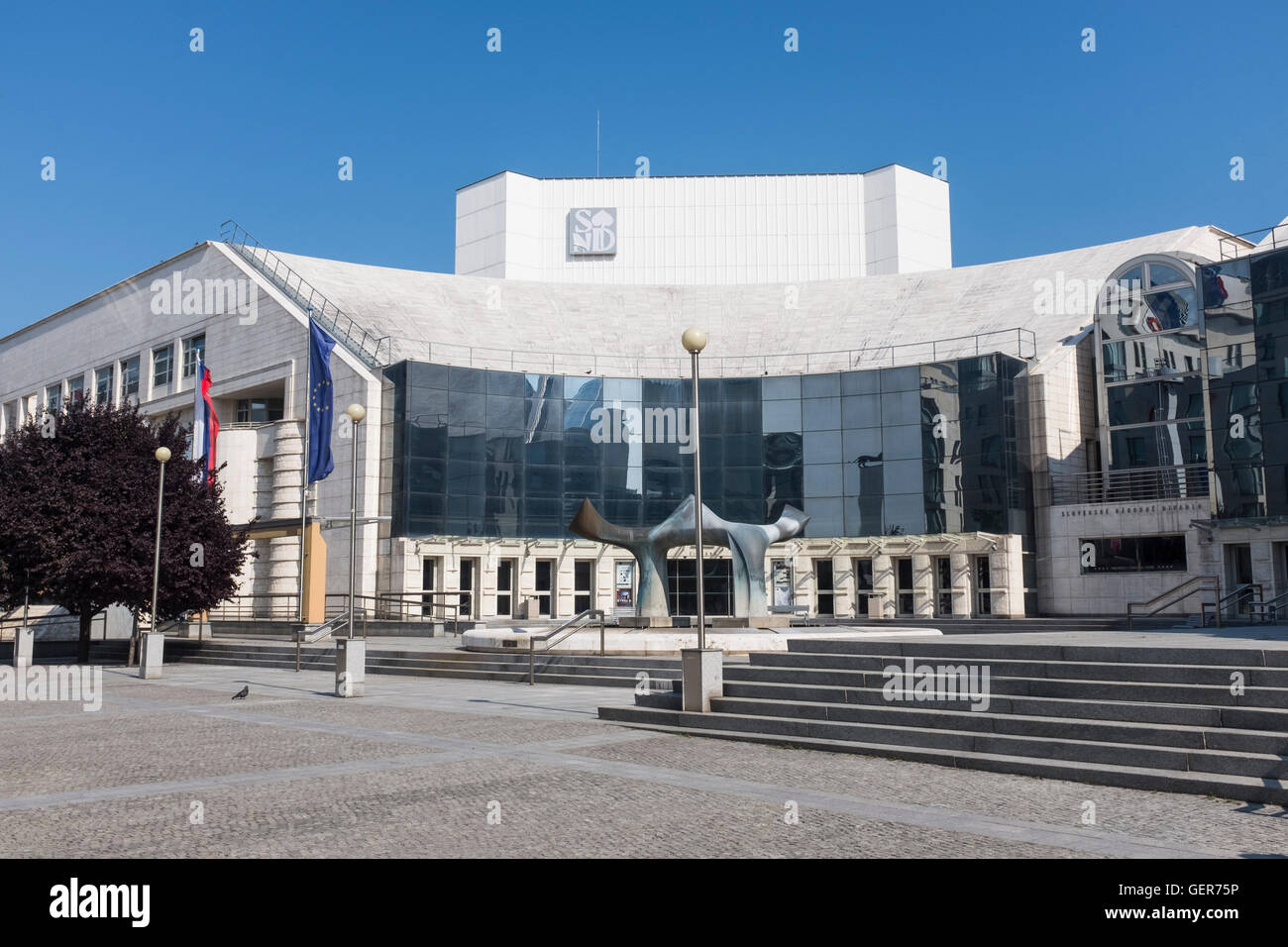 Slowakischen Nationaltheater, Eurovea, Bratislava, an einem sonnigen Sommertag Stockfoto