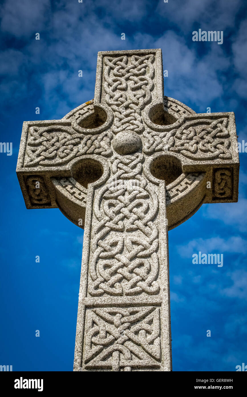 Steinkreuz vor der St Ia Kirche in St. Ives, Cornwall, England Stockfoto