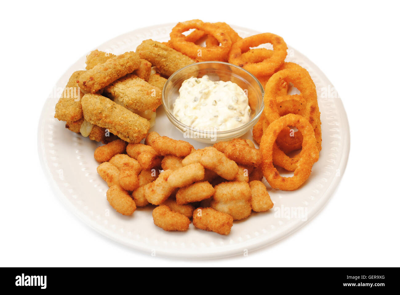 Appetitlich Teller frittierte Vorspeisen Isolated Over White Stockfoto