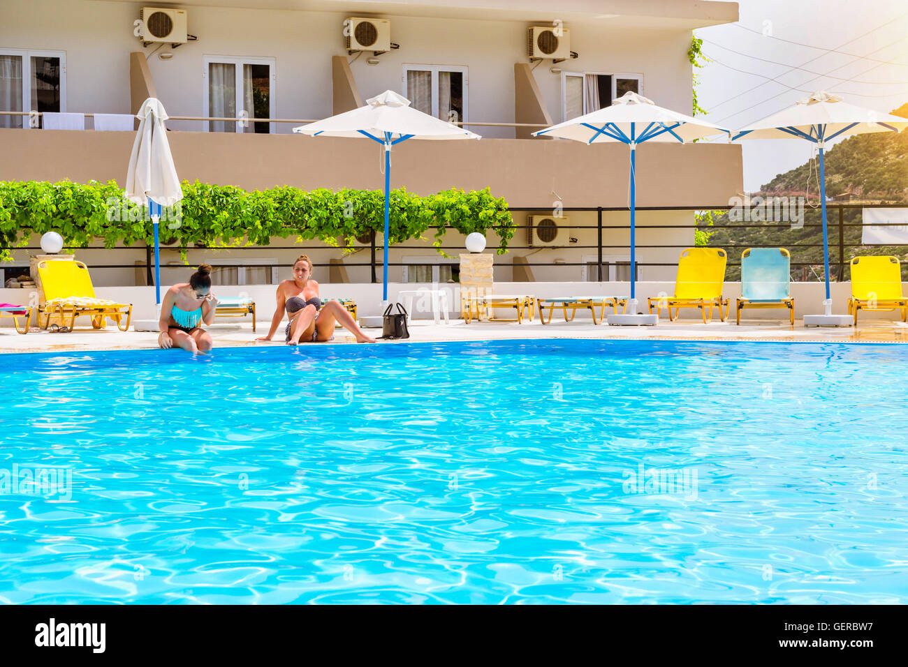 BALI, Griechenland - 29. April 2016: Entspannen Sie und Sonnenbaden Sie, Pool mit klaren, blauen Wasser im 4-Sterne Resort Hotel Atali Village. Schöne Stockfoto