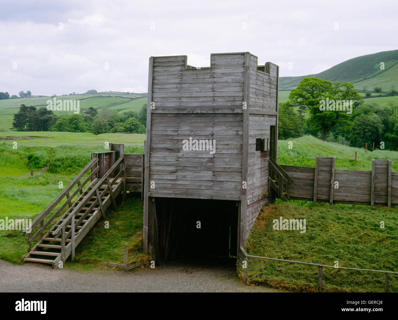 Vindolanda Roman Fort, Northumberland: Replik Strecke der Hadrianswall mit Rasen Wand, Holz Brüstung & hölzerne Milecastle (Kleinkastell) Gateway. Stockfoto