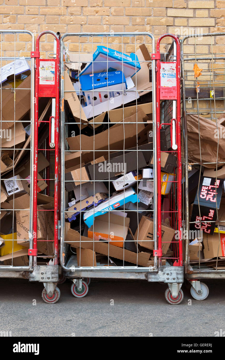 Supermarkt-Abfall - Karton Verpackung recycelt werden warten Stockfoto