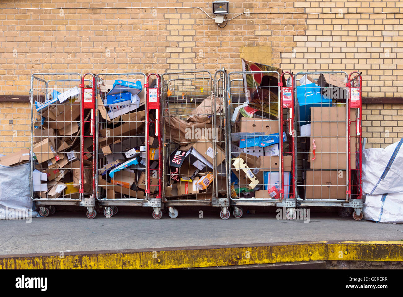 Supermarkt-Abfall - Karton Verpackung recycelt werden warten Stockfoto