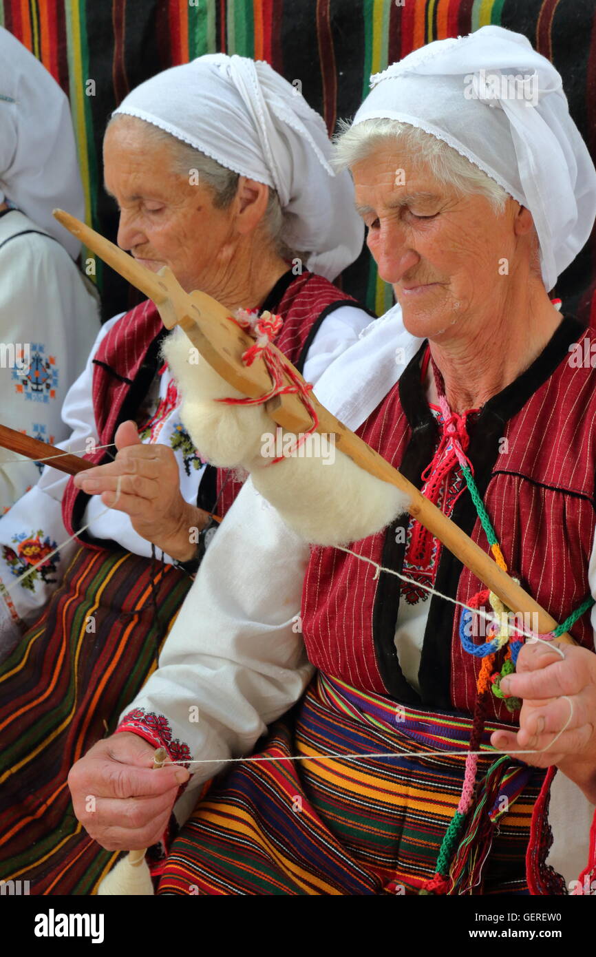 Traditionell gekleidete Frauen Spinnen von Wolle in Bansko, Bulgarien Stockfoto