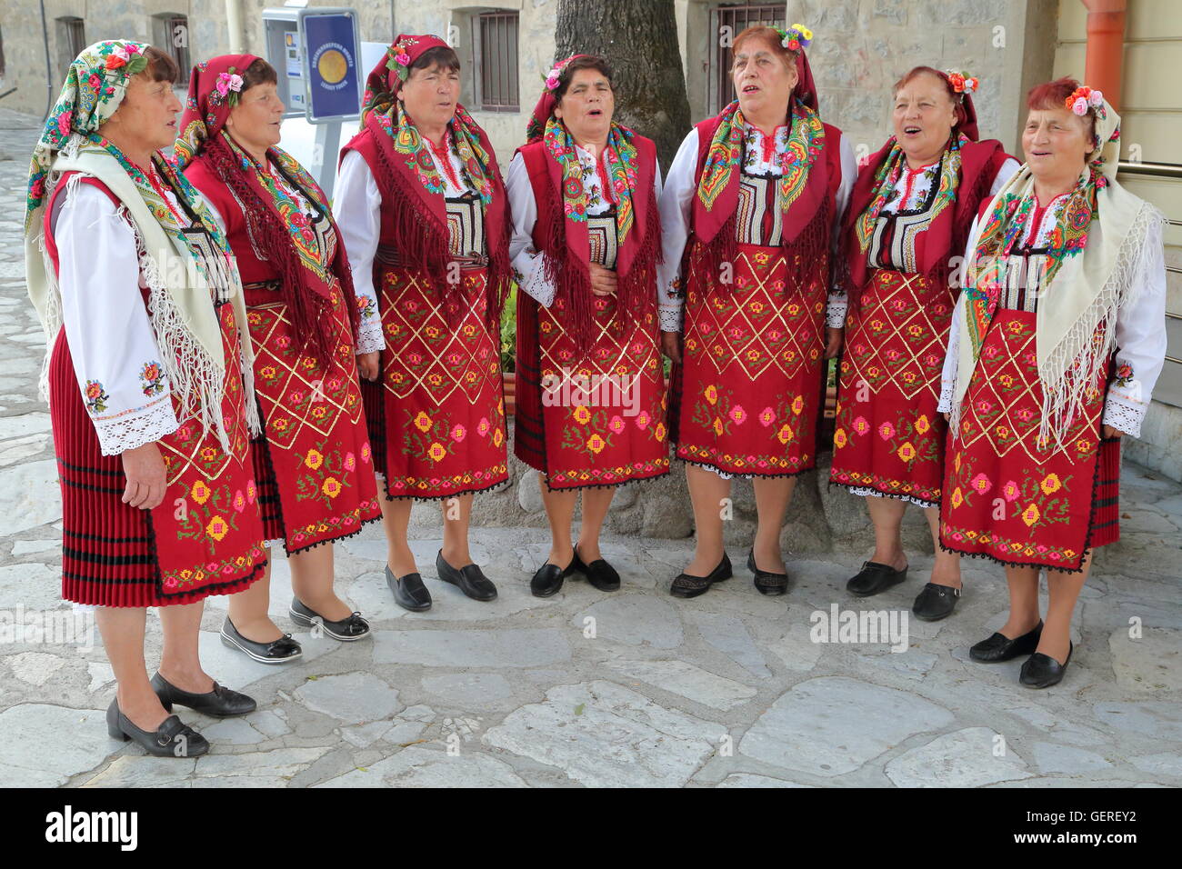 Traditionell gekleidete Frauen singen Lieder in Bansko, Bulgarien Stockfoto