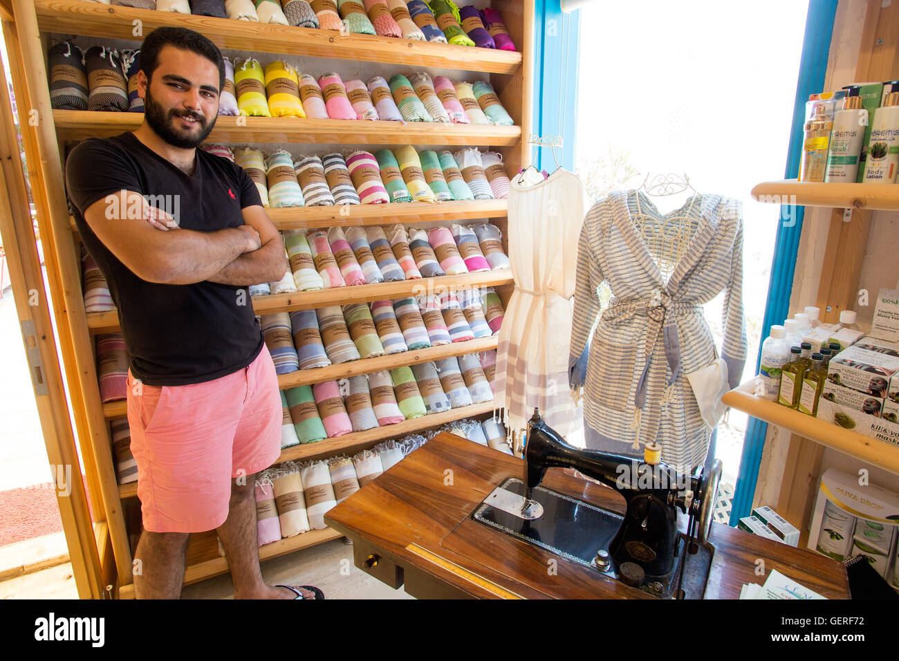 Besitzer des Handtuch Shop mit Display in Kalkan, Türkei Stockfoto