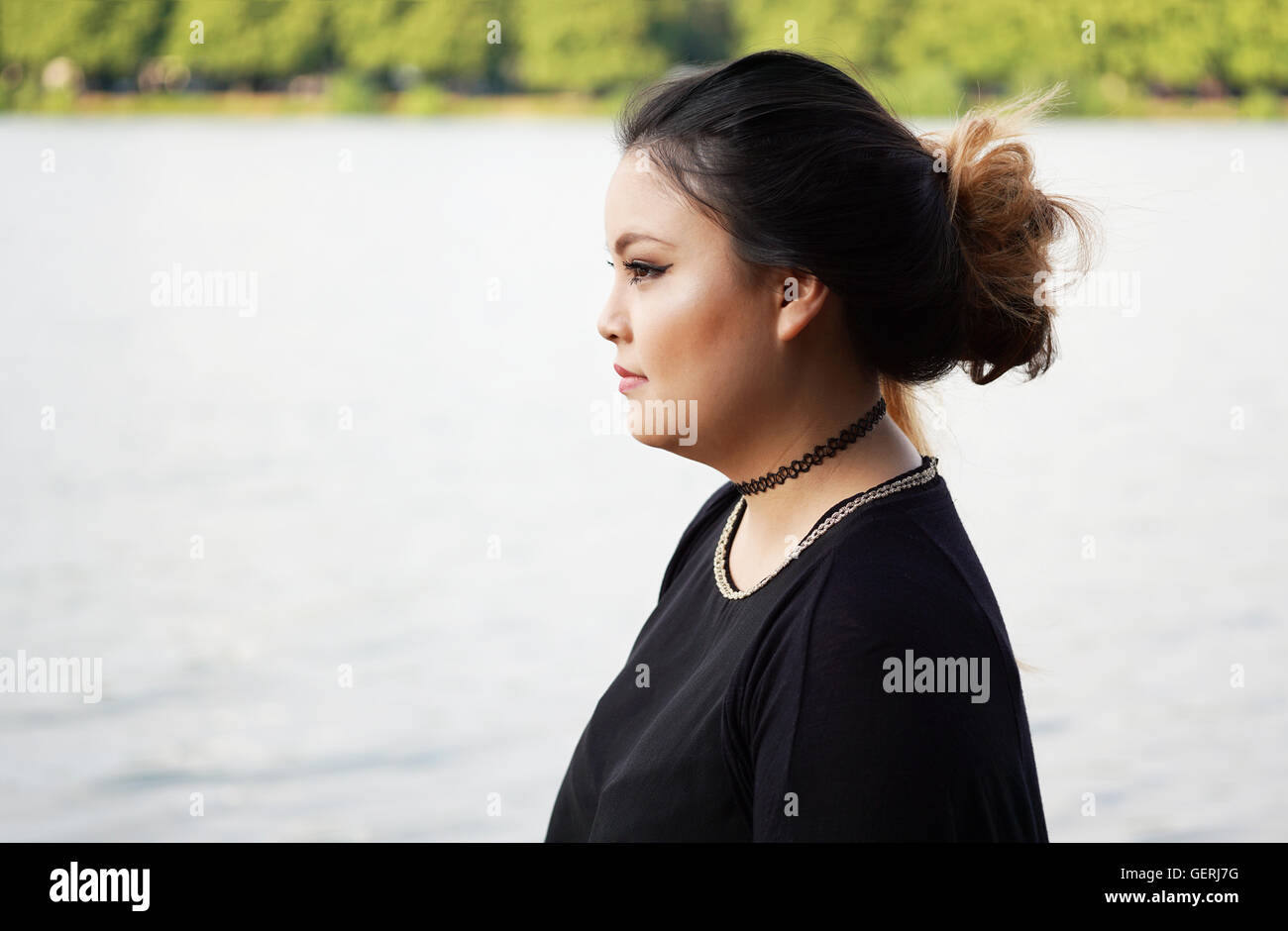 Seitenansicht der junge Asiatin Stockfoto