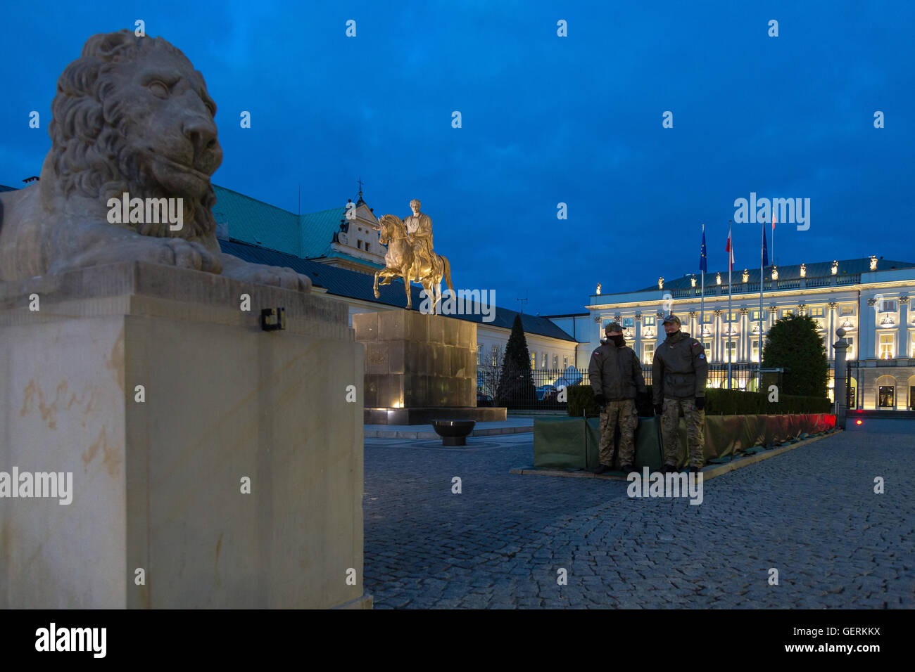 Warschau, Polen, Soldaten aus dem Warschauer Präsidentenpalast am Abend Stockfoto