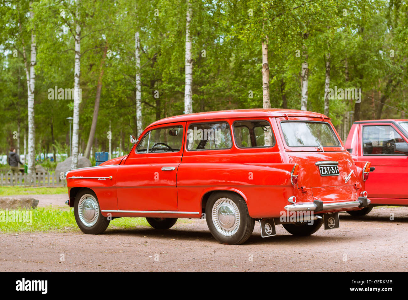 KOTKA, Finnland - 14. Juni 2014: Rot Skoda Felicia Coupé-Wagen geparkt am Ufer des finnischen Golf. Festival und Ausstellung Stockfoto