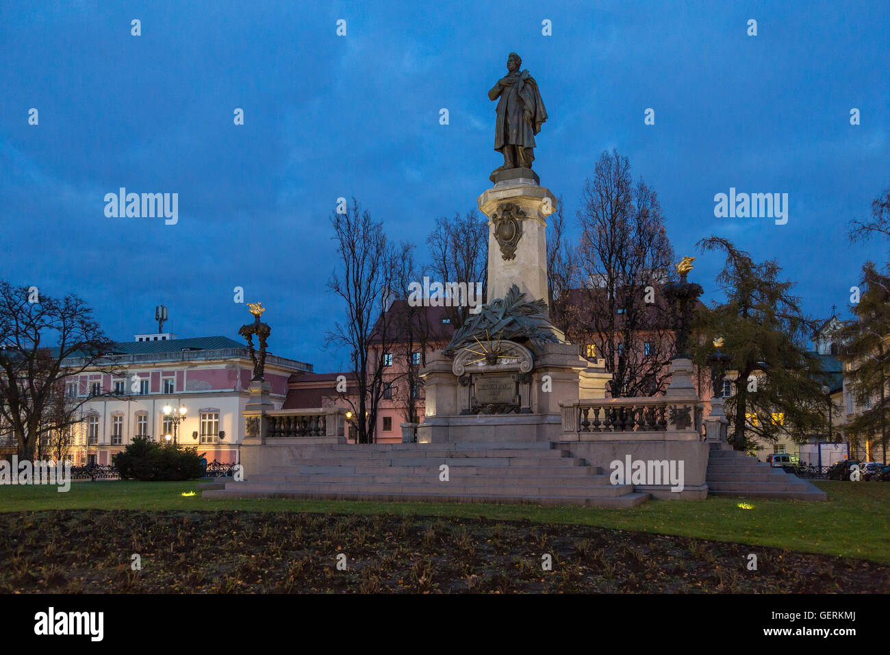 Warschau, Polen, der Adam Mickiewicz-Denkmal am Abend Stockfoto