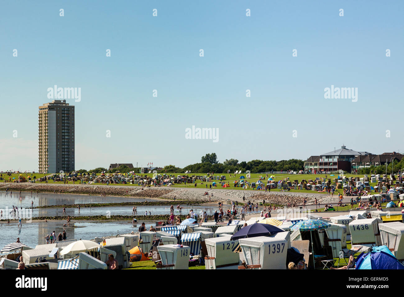 Büsum, Deutschland - 20. Juli 2016: Menschen genießen einen heißen Sommertag am überfüllten Nordseestrand Stockfoto