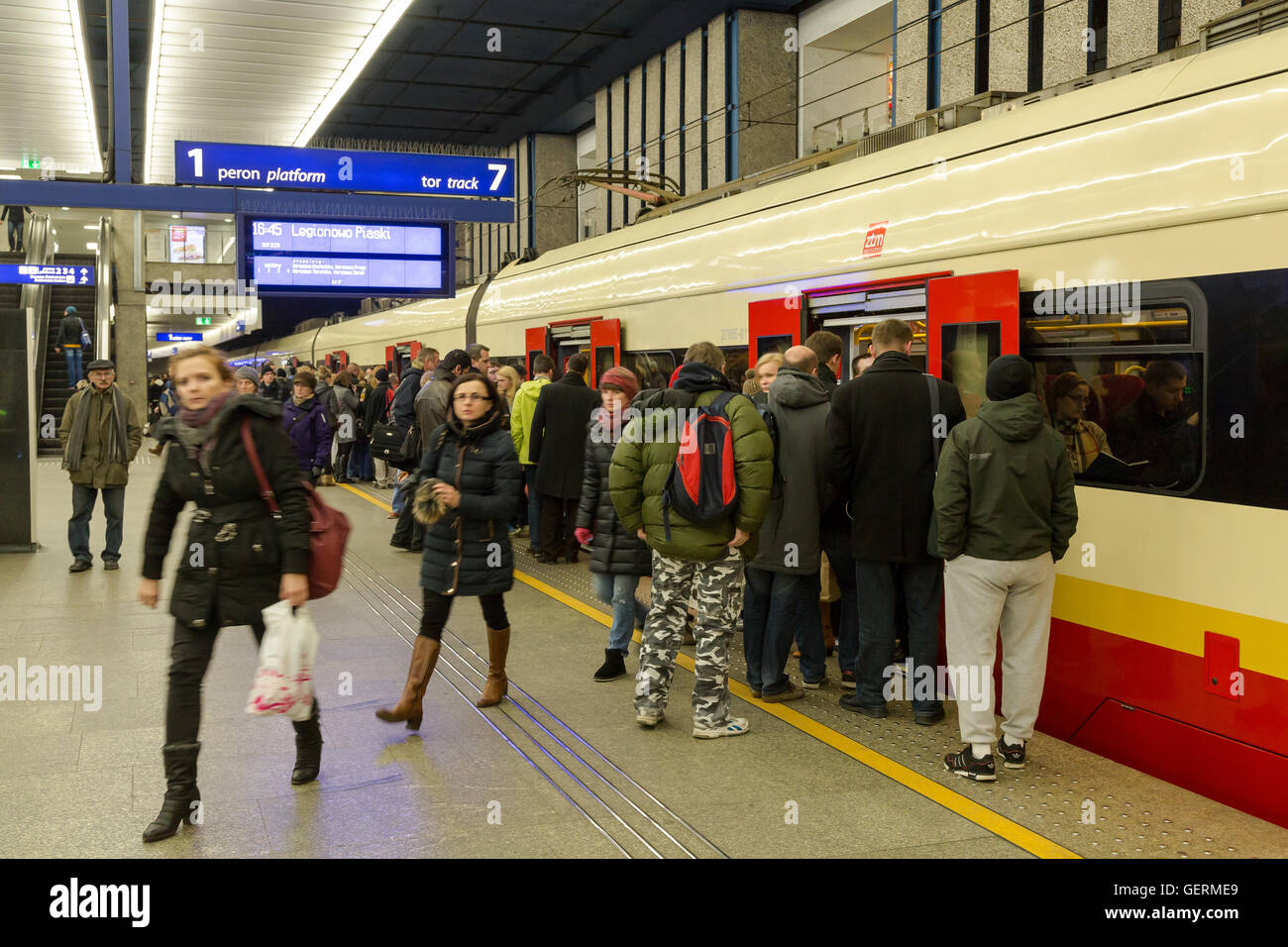 Warschau, Polen, Zug in der Warschauer Hauptbahnhof Stockfoto