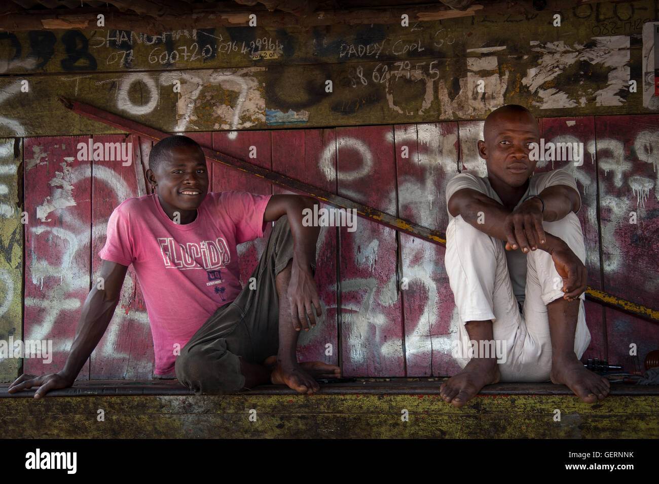 Yongoro, Sierra Leone - 3. Juni 2013: Westafrika, das Dorf Yongoro vor Freetown, zwei Mann während einer Pause von wor Stockfoto