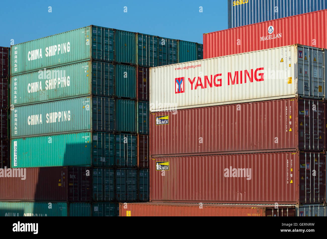 Genua, Italien, Container-Stapel im Hafen Stockfoto