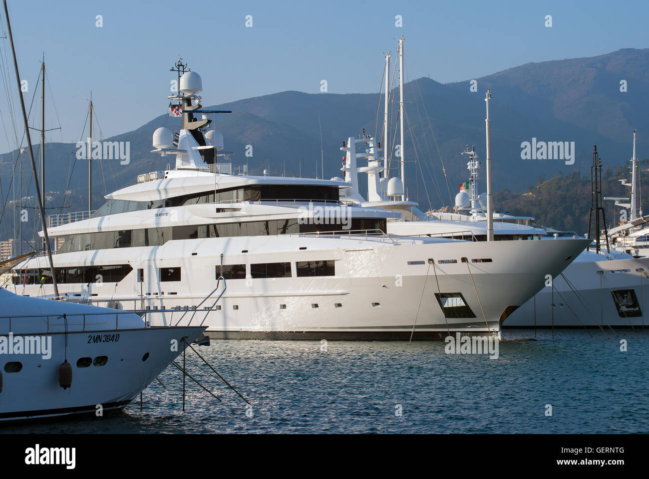 Genua, Italien, Luxus-Yachten im Hafen von Genua Stockfoto