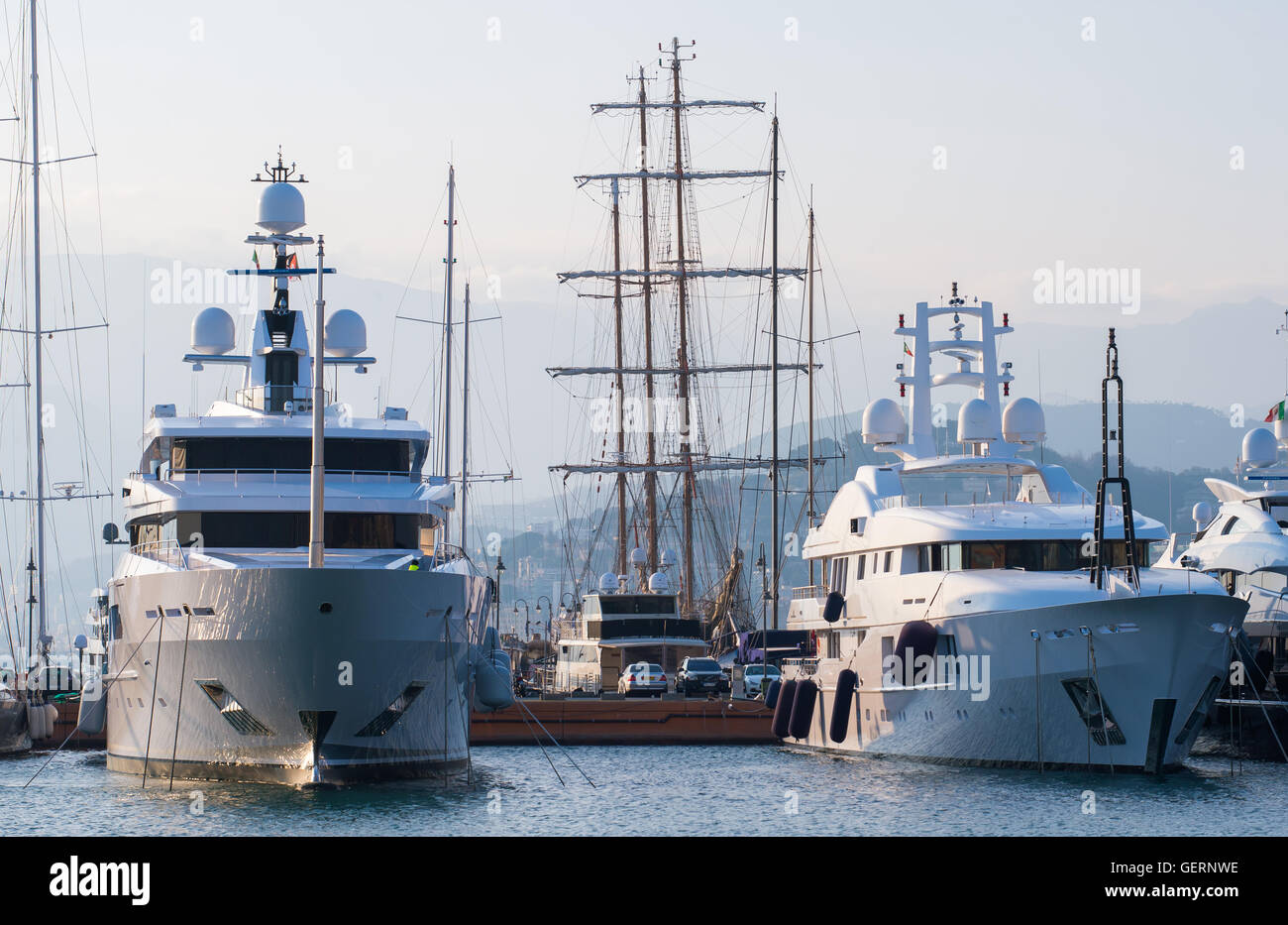 Genua, Italien, Luxus-Yachten im Hafen von Genua Stockfoto