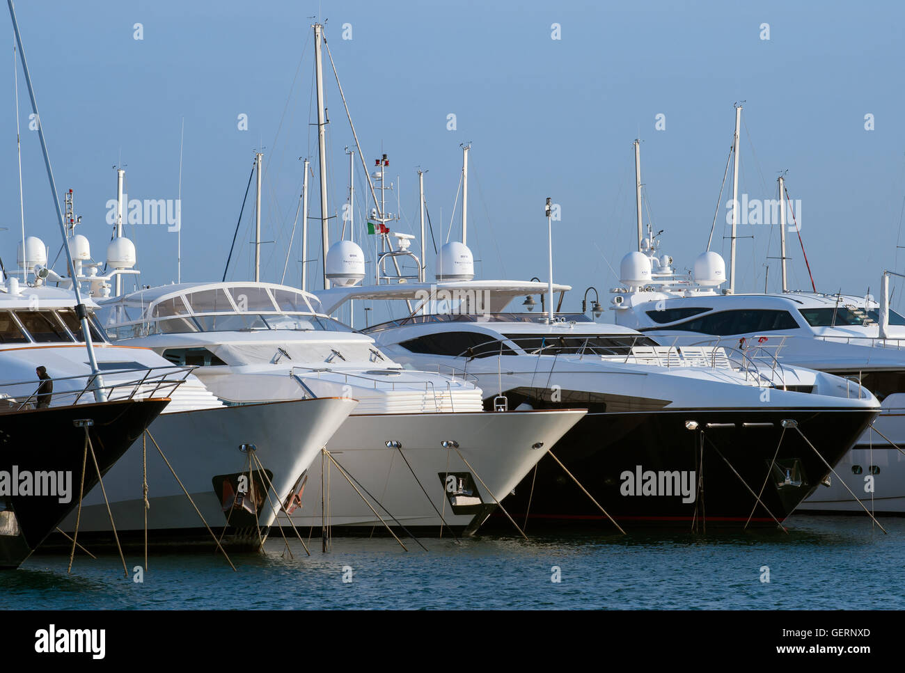 Genua, Italien, Luxus-Yachten im Hafen von Genua Stockfoto