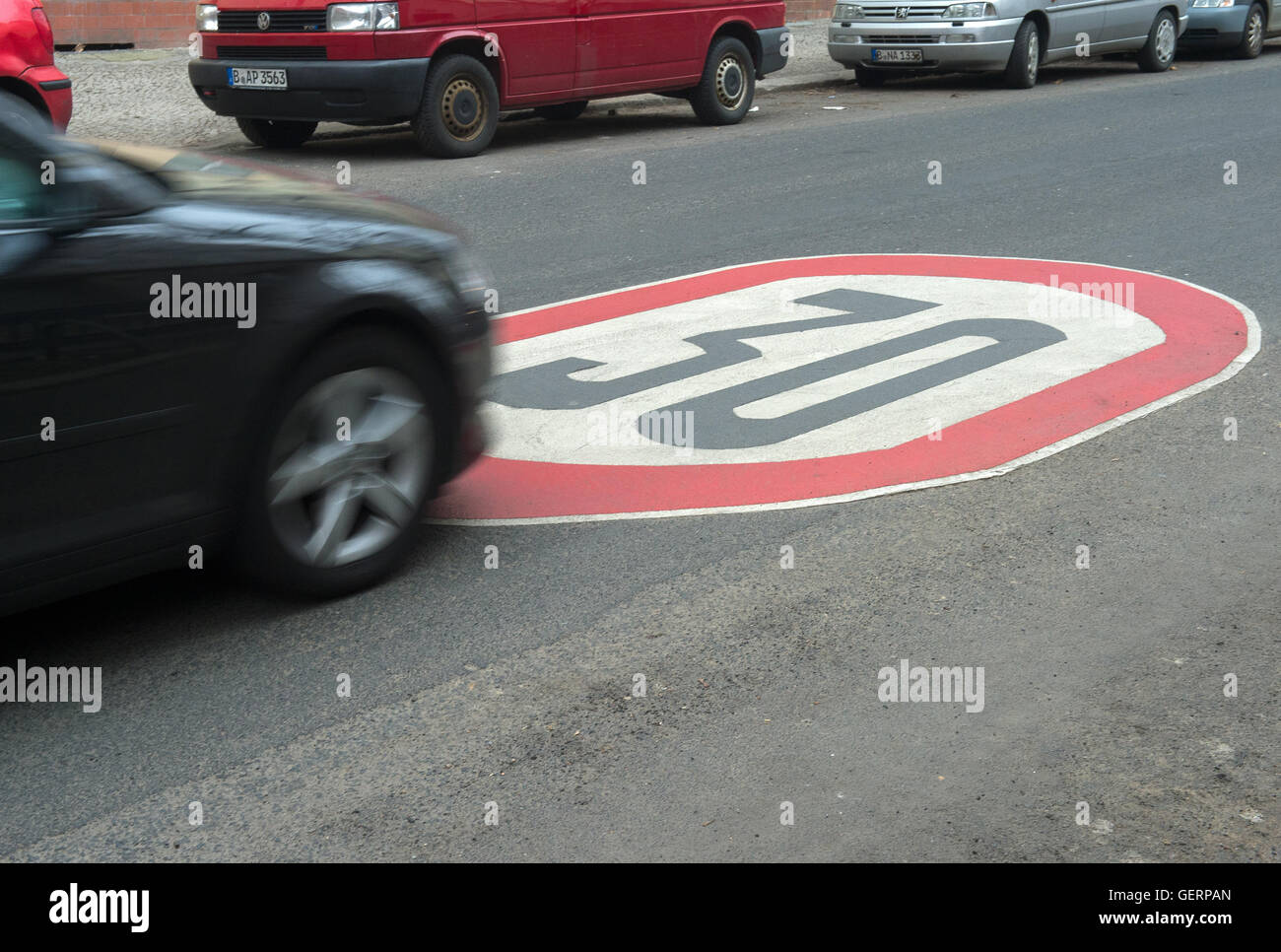 Berlin, Deutschland, Kennzeichnung von Tempo 30 auf Bürgersteig Stockfoto