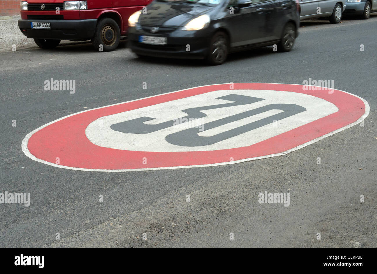Berlin, Deutschland, Kennzeichnung von Tempo 30 auf Bürgersteig Stockfoto