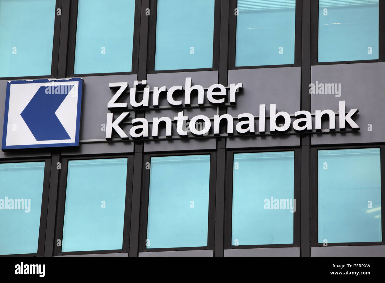 Zürich, Schweiz, Logo der Zürcher Kantonalbank an einer Hausfassade Stockfoto