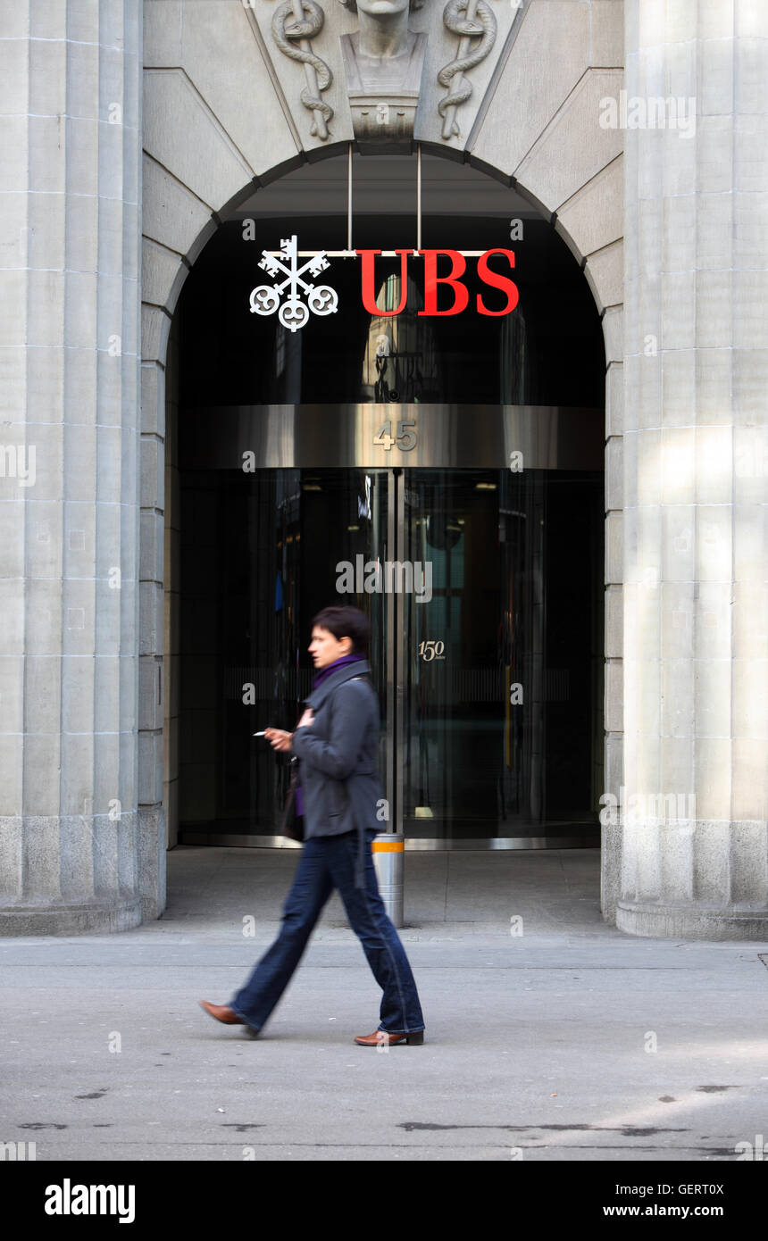 Zürich, Schweiz, führt Frau vorbei an eine Filiale der UBS Bank Stockfoto
