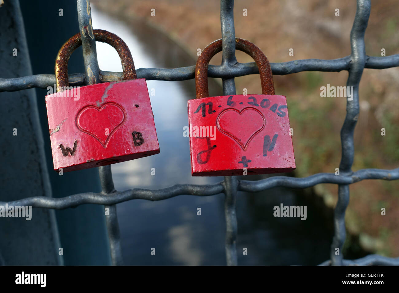 Berlin, Deutschland, Liebesschloesser hängen an einem Raster Stockfoto