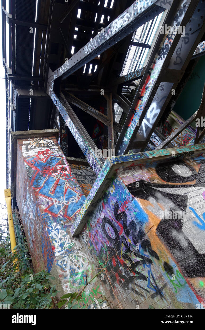 Berlin, Deutschland, Graffiti an der Wand unter einem Stahlbruecke Stockfoto