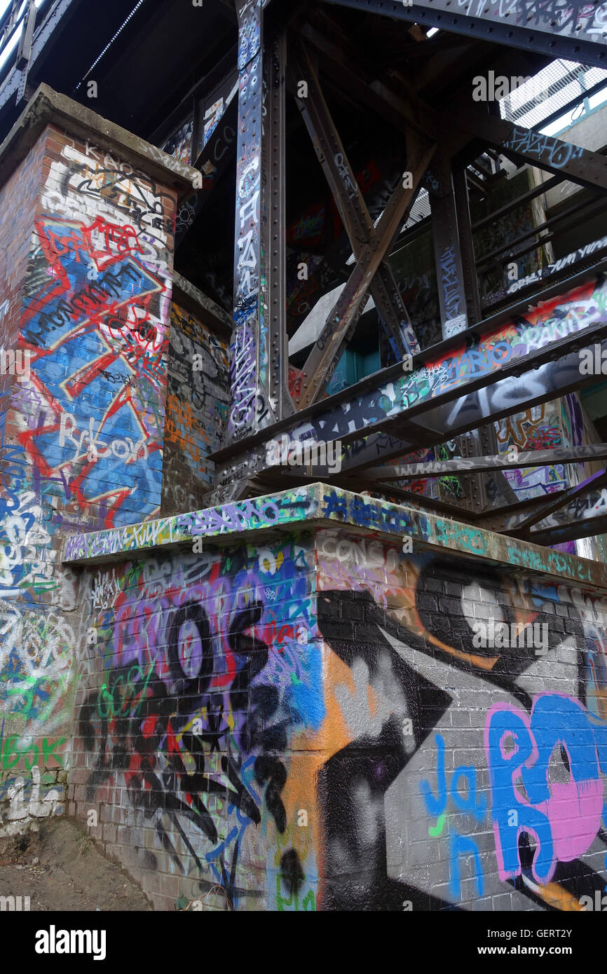 Berlin, Deutschland, Graffiti an der Wand unter einem Stahlbruecke Stockfoto